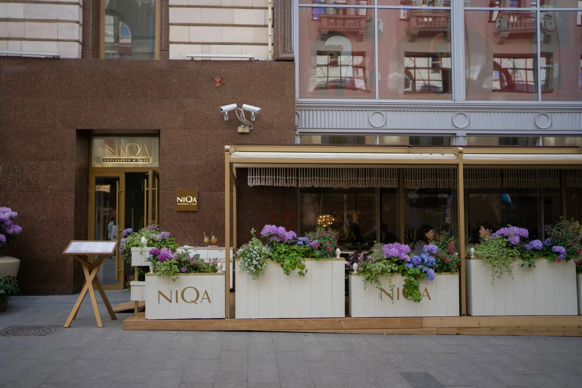 Niqa patisserie. Niqa Patisserie Cafe. Niqa ресторан. Кафе 90 терраса. Niqa Patisserie Cafe кофе.