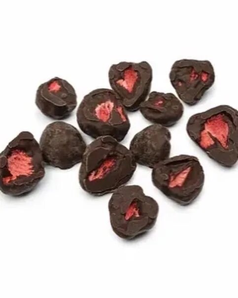 Клубника в шоколаде корзинка. Открытые конфеты с сублимированной ягодой. Клубника в розовом шоколаде фото. Сублимированные ягоды в шоколаде производители. Шоколад с сублимированной клубникой.