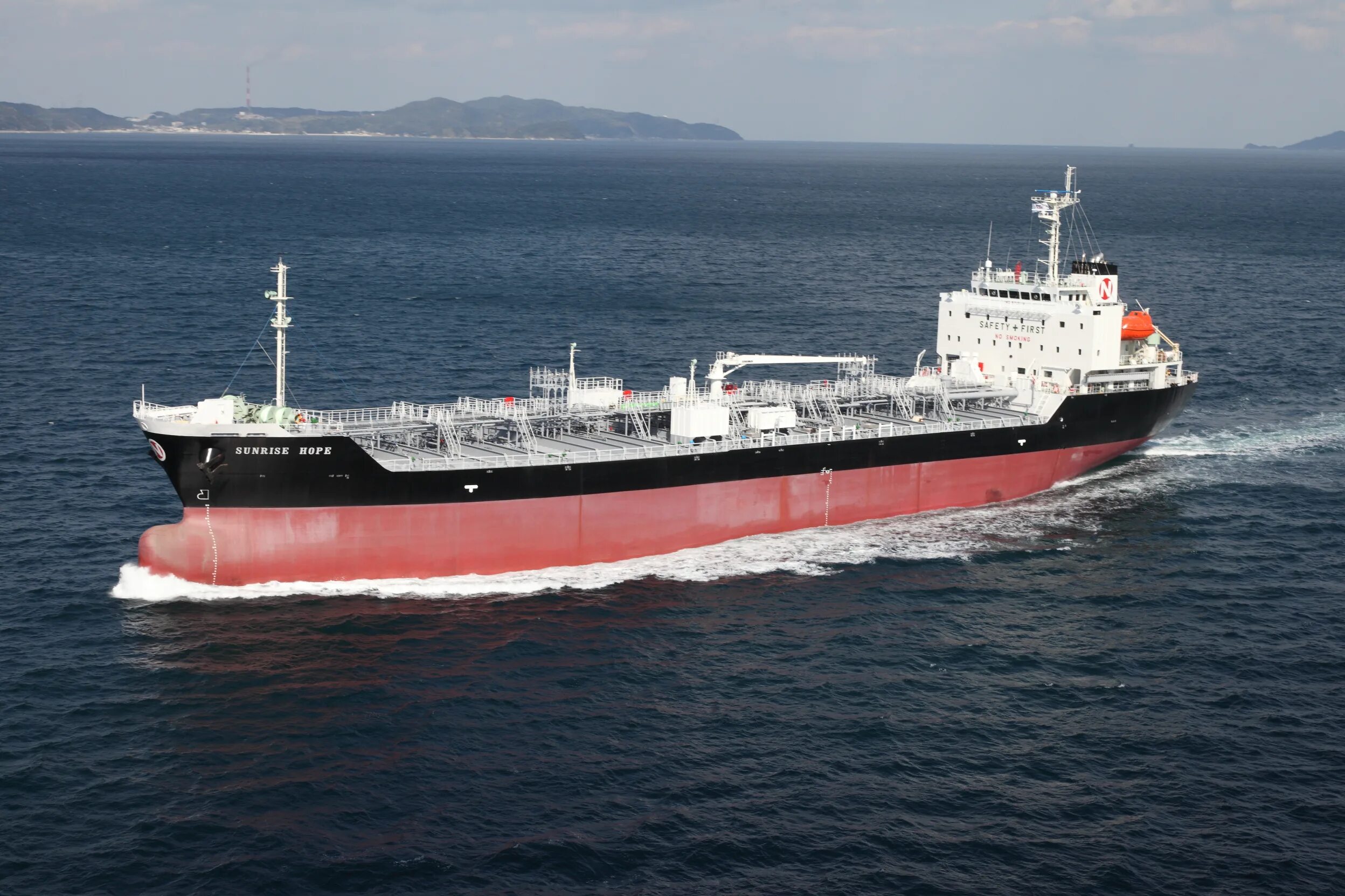 Танкер железнодорожник. Chemical tanker. Hafnia танкер. Oil/chemical tanker vessel. Танкер 150000 dwt.