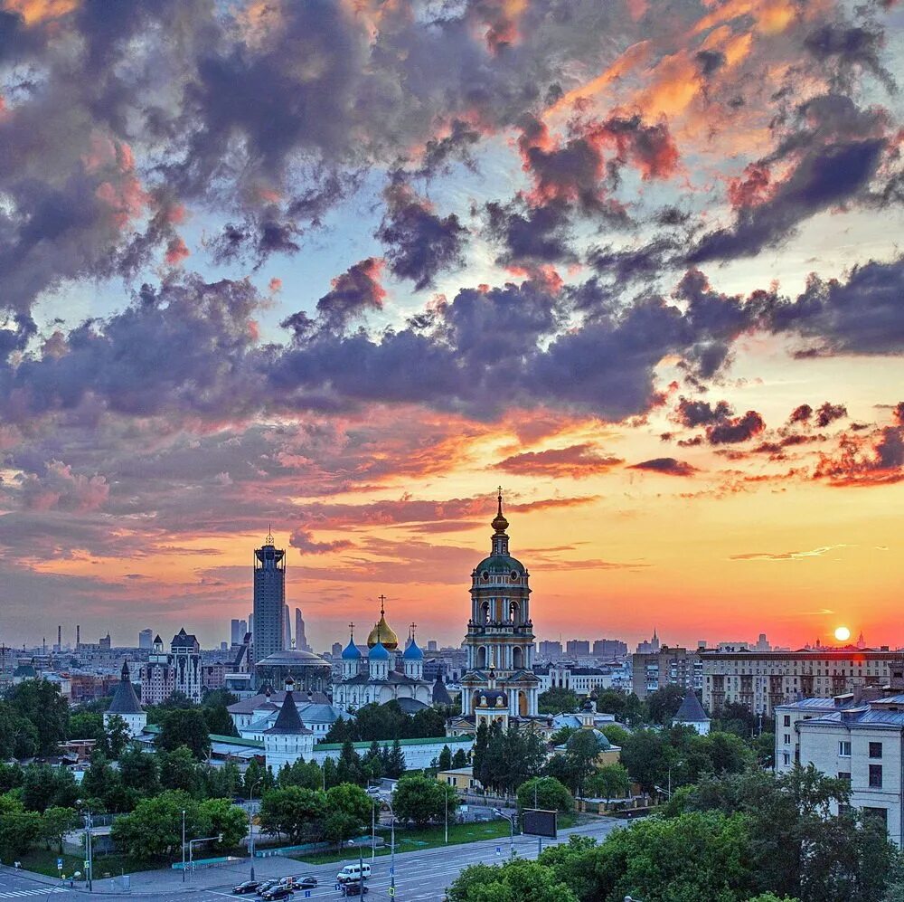 Красивый закат в Москве. Небо Москва. Небо над Москвой. Закат над городом.