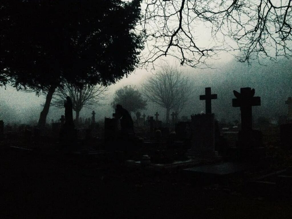 Мрачное кладбище. Кладбище темное. Зловещее кладбище.