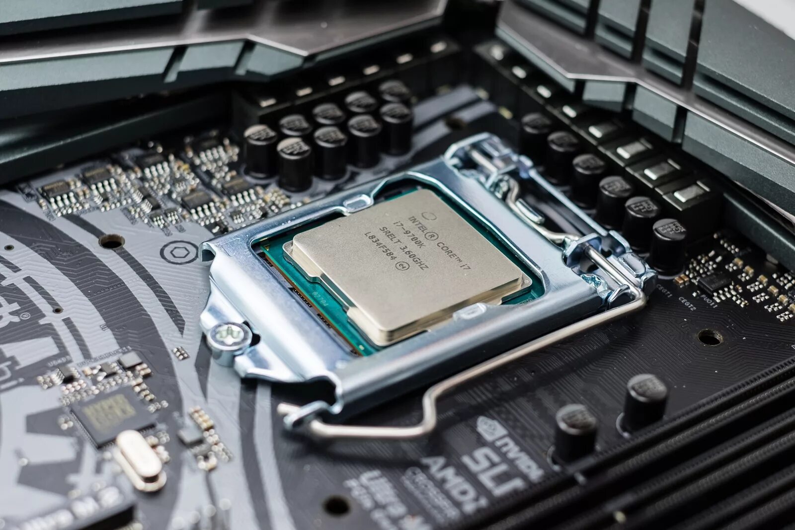 Процессоры intel core i7 сокеты. Intel core i7-9700k. intel i7 9700k. intel core 7 9700k. процессор intel core i7 9700 сокет.