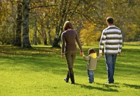 Прогулка в парке с родителями