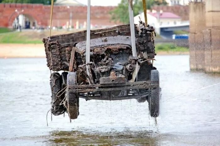 Подъемный кран поднял со дна озера. Со дна реки Мста автомобиля АМО-2. Машины поднятые со дна. Затонувшие Грузовики. Полуторка со дна.