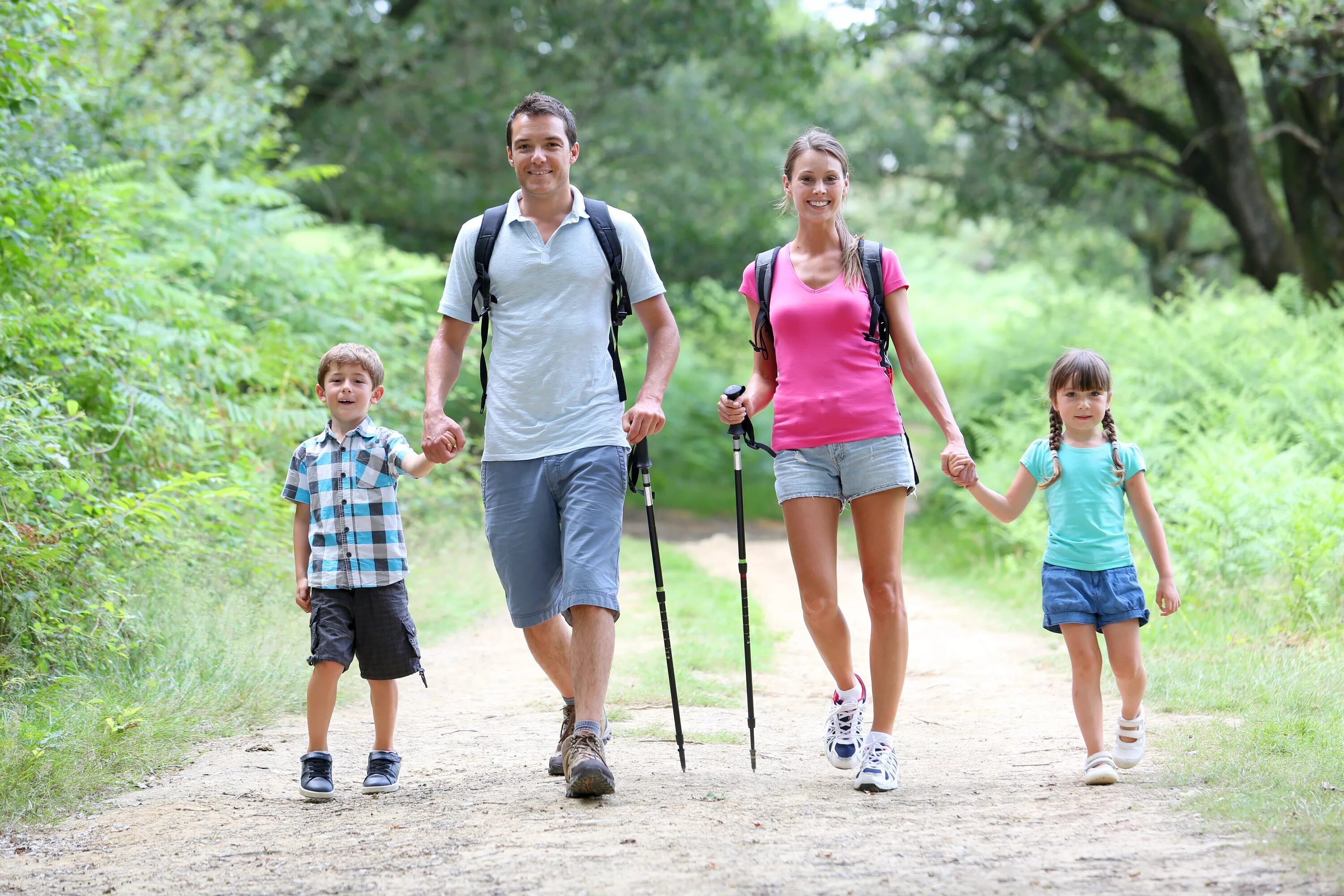 Большая спортивная семья. Семья на прогулке. Прогулки семьей на свежем воздухе. Ходьба семьей. Пешие прогулки семьей.