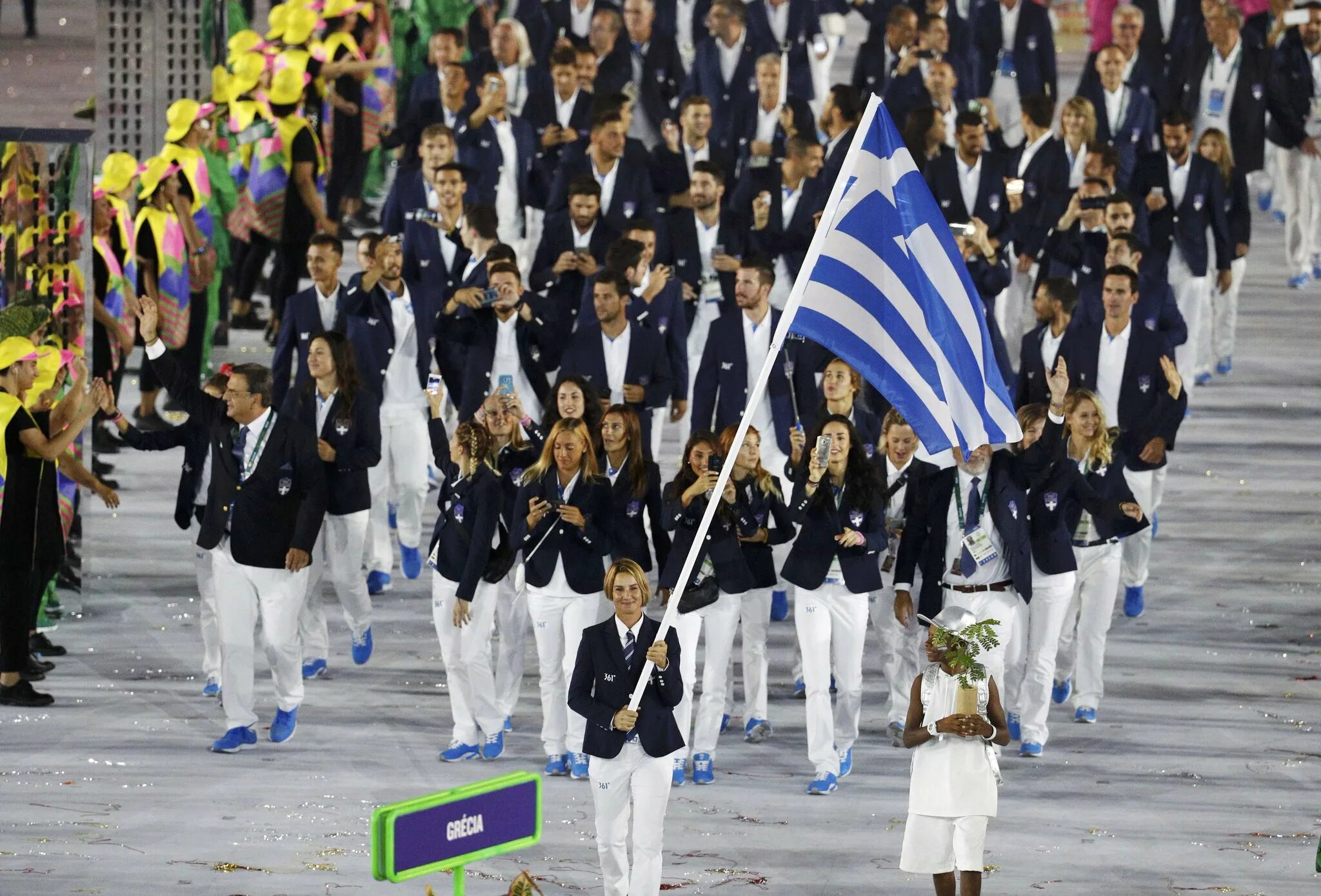 Парад спортсменов. Олимпийская сборная Греции. Парад Олимпийских игр. Парад наций Олимпийские игры.