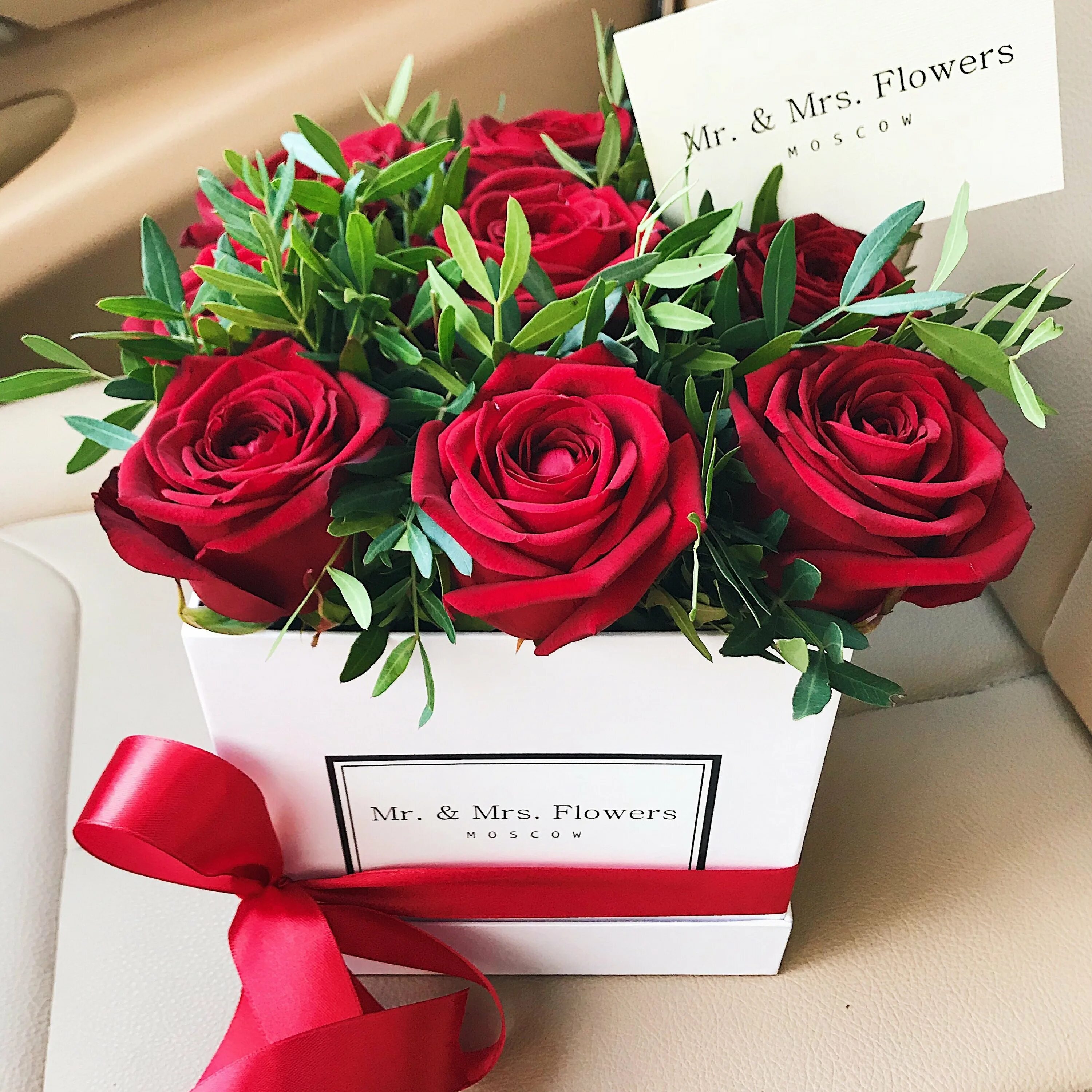 Цветы в коробке. Розы в коробке. Красивые букеты в коробках. Цветы в коробочке.
