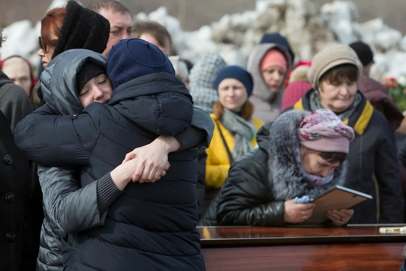 Зимняя вишня сколько погибших на самом. Родственники погибших в пожаре. Похороны погибших в зимней вишне. Семья Агарковых похороны. Похороны детей зимняя вишня.