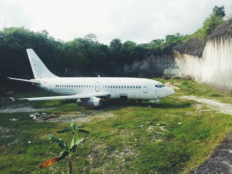 заброшенный самолет боинг 737. заброшенный самолет боинг 737. самолет на бали. нгурах бали. самолет на бали в джунглях.
