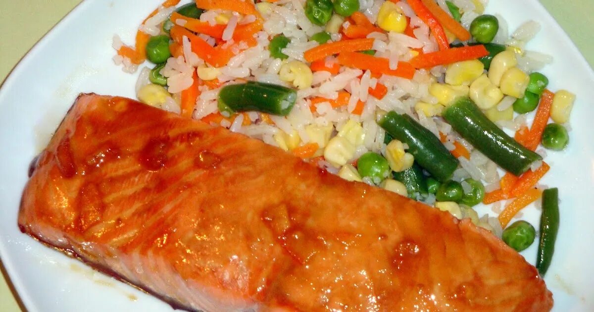 Рис с рыбой и сыром. Рыба с рисом и овощами. Тушеная рыба с рисом и овощами. Гарнир к красной рыбе. Лосось с рисом и овощами.