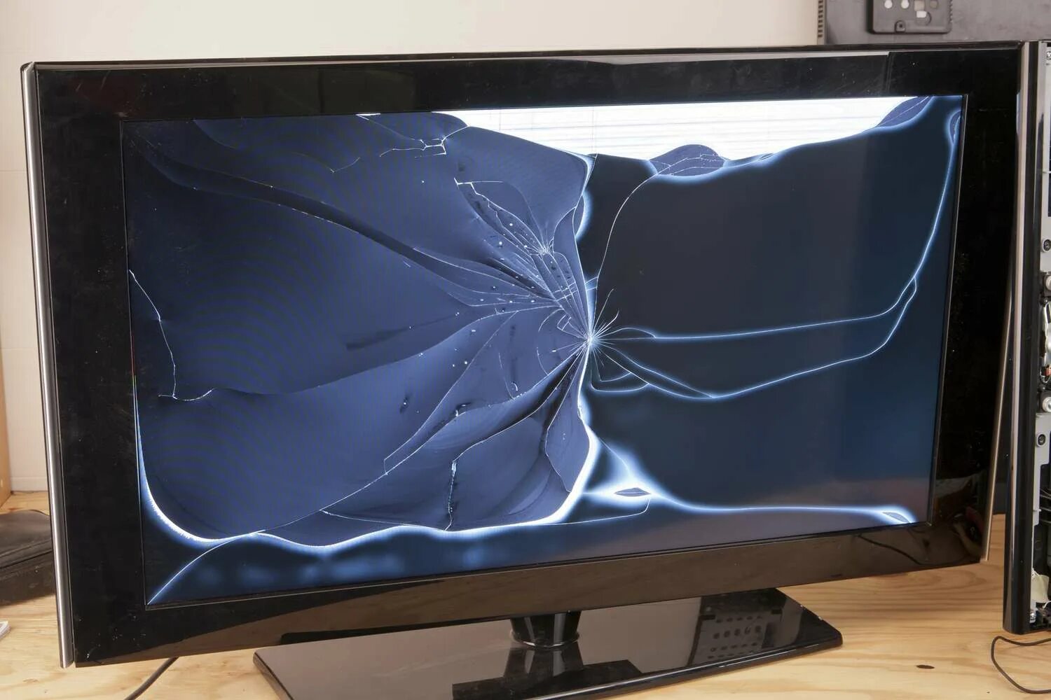 Разломанный телевизор. Разбитые телевизоры. Разбитый икран теливизара. Старый телевизор. Телевизор витязь ц 381.