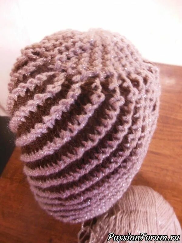 Способы вязания макушки шапки спицами. Шапка с перекрученной макушкой. Закрытие макушки шапки. Шапка с перекрученной макушкой. Шапка 2х2 резинка убавки.