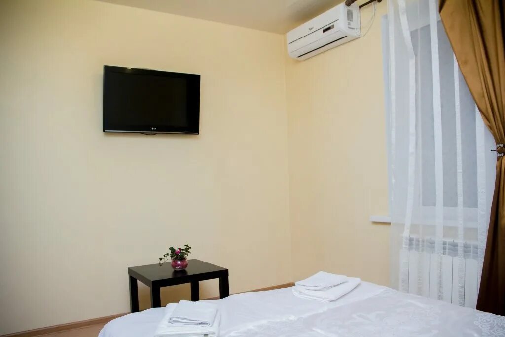 Гостиница моя. Ost west club hotel самара. Отели самары с завтраком. Гостиница палуба. Отель европейский херсон номер с балконом.