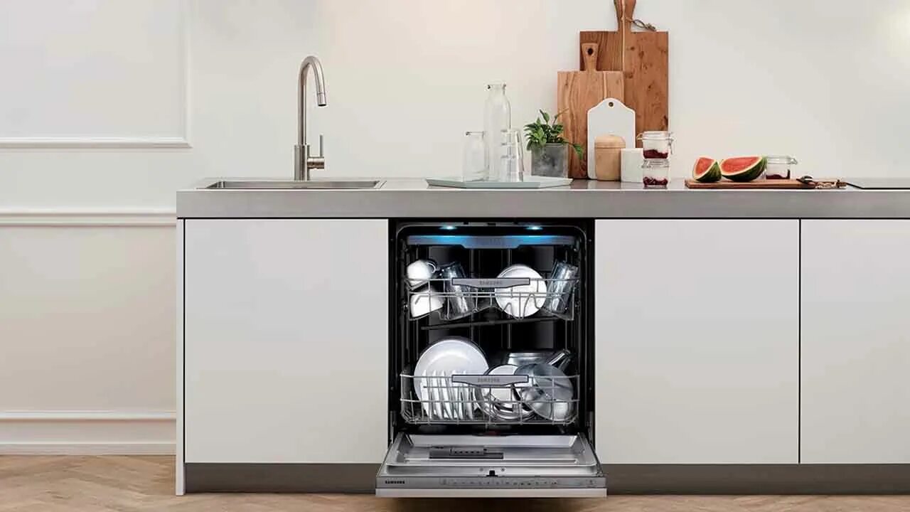 Посудомоечная машина Samsung. Посудомоечная машина на кухне. Посудомойка в интерьере. Посудомоечная машина профессиональная.