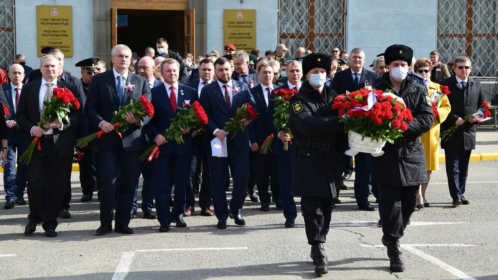 Симферополь в 2014 году. Референдум Симферополь 2014. Возложение к памятнику ополчения Симферополь. Воссоединение Крыма с Россией возложение цветов.