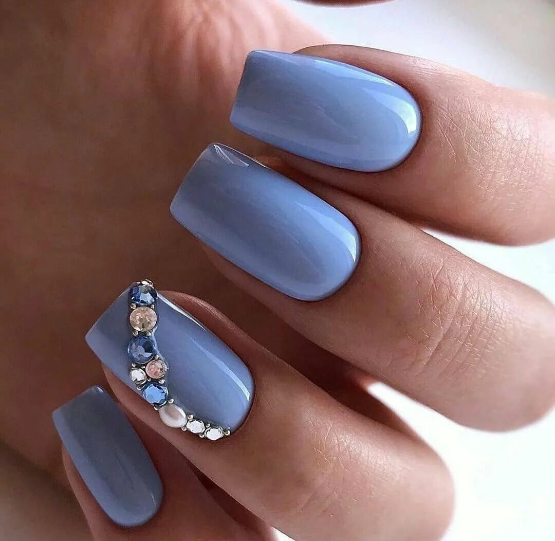 дизайн ногтей квадрат короткие. ногти бежевые с блестками. френч со стразами на ногтях. маникюр со стразами на короткие ногти. маникюр с камушками.