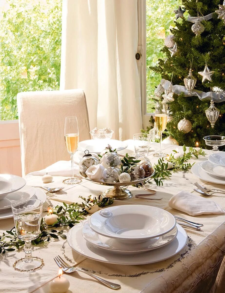 банкетная сервировка стола белые салфетки. сервировка стола в белом цвете. украшение стола цветами. сервировка стола в белом цвете. сервировка с белой скатертью.