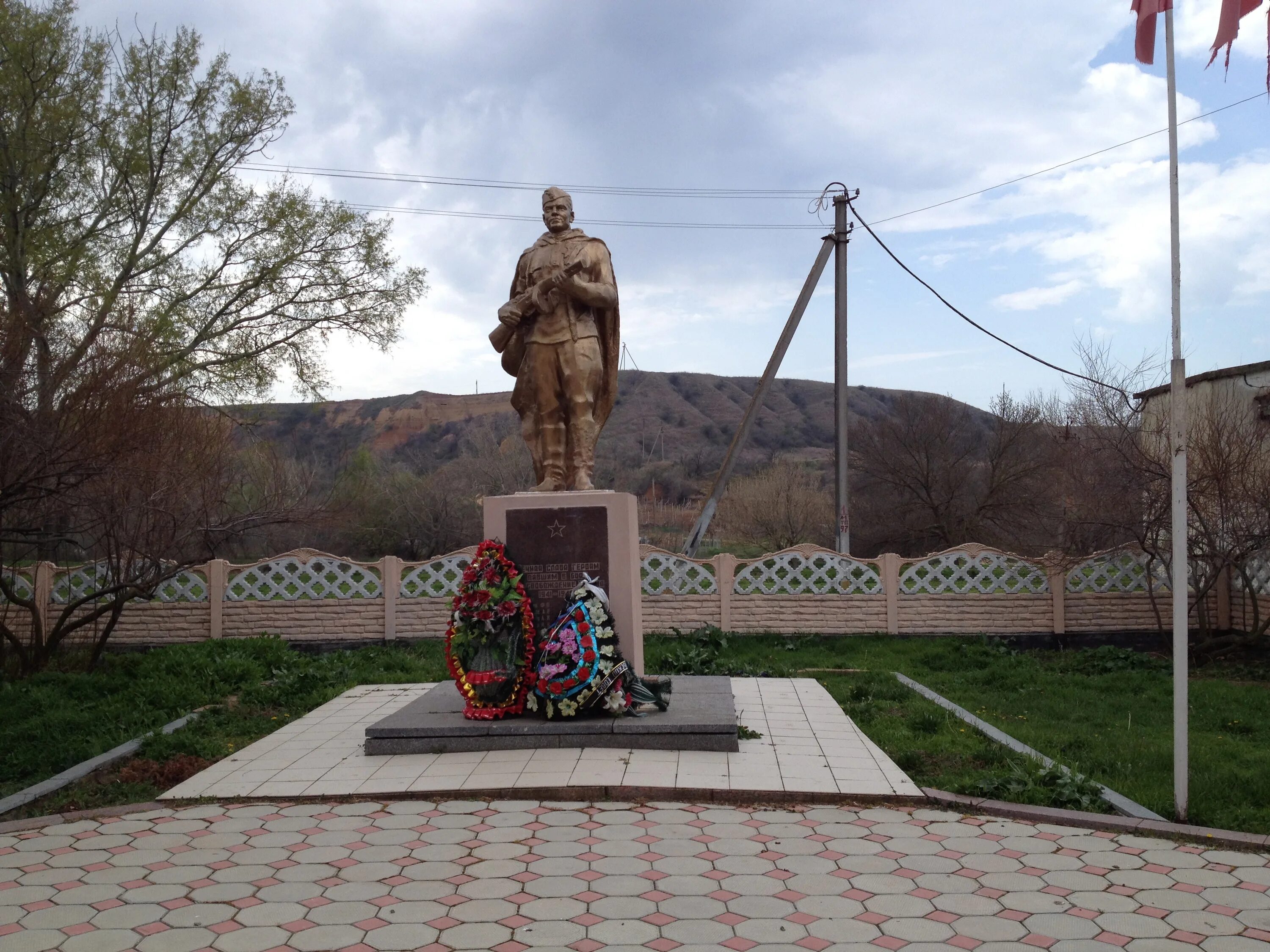 Бахчисарайский район на братской могиле. Бахчисарайский район село красный Мак Братская могила. Бахчисарайский район Тенистое Братская могила. Село Суворово Бахчисарайский район Братская могила.