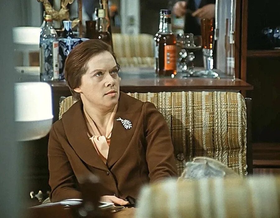 служебный роман ноги надо прятать. алиса мымра. алиса фрейндлих людмила прокофьевна калугина. людмила прокофьевна служебный роман. людмила прокофьевна калугина мымра.