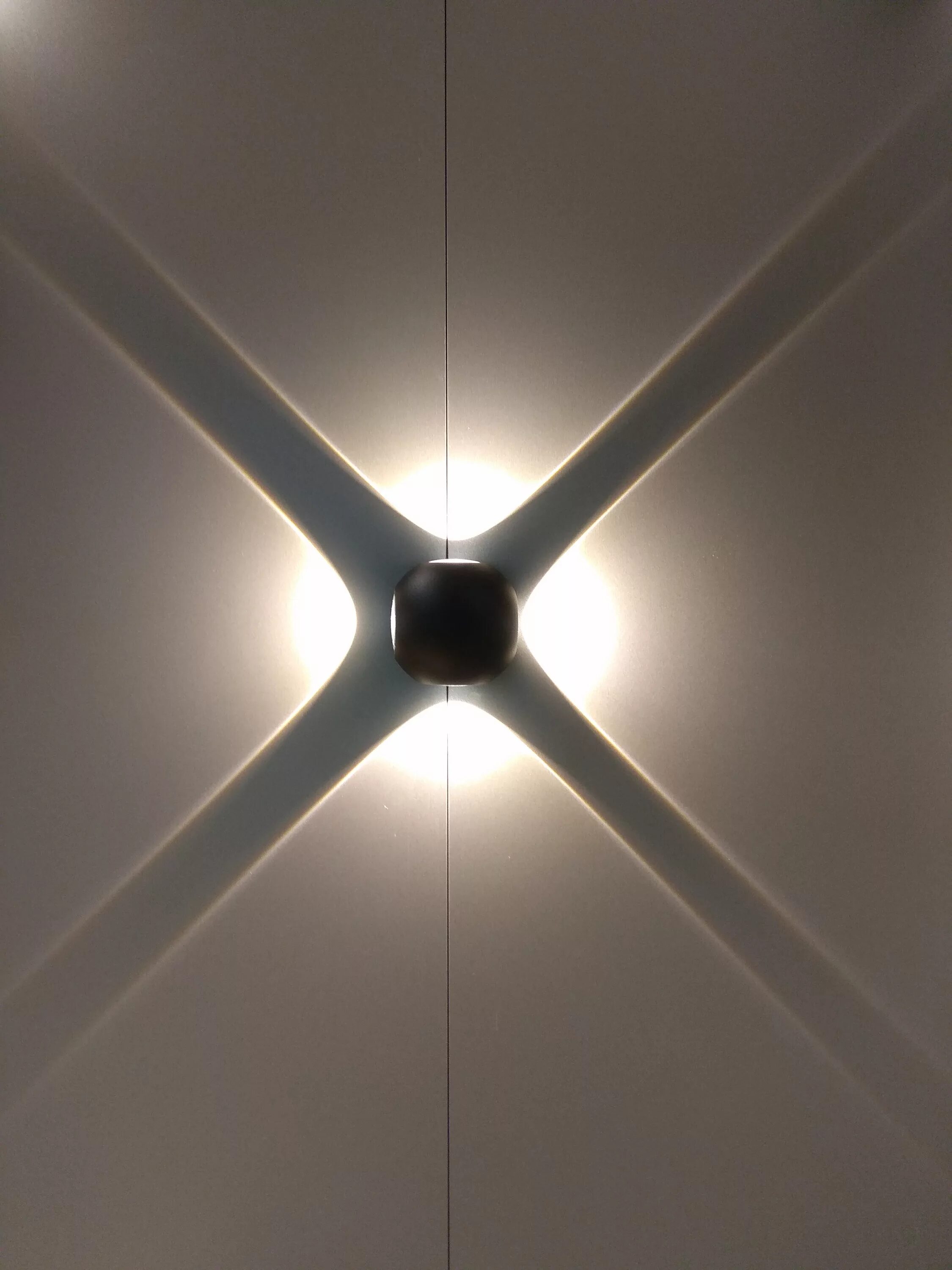 Настенные светильники delta light. Настенный светильник 4 луча электростандарт. Бра лучи настенные. Светильник настенный лучи. Настенный светильник 4 луча.