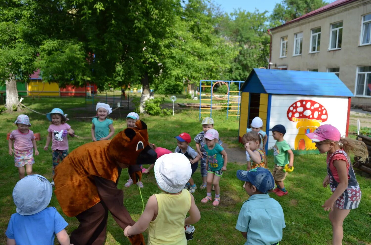 игра у медведя во бору. игры с медведем в детском саду. животные. народная игра у медведя во бору. игра у медведя во бору для детей.