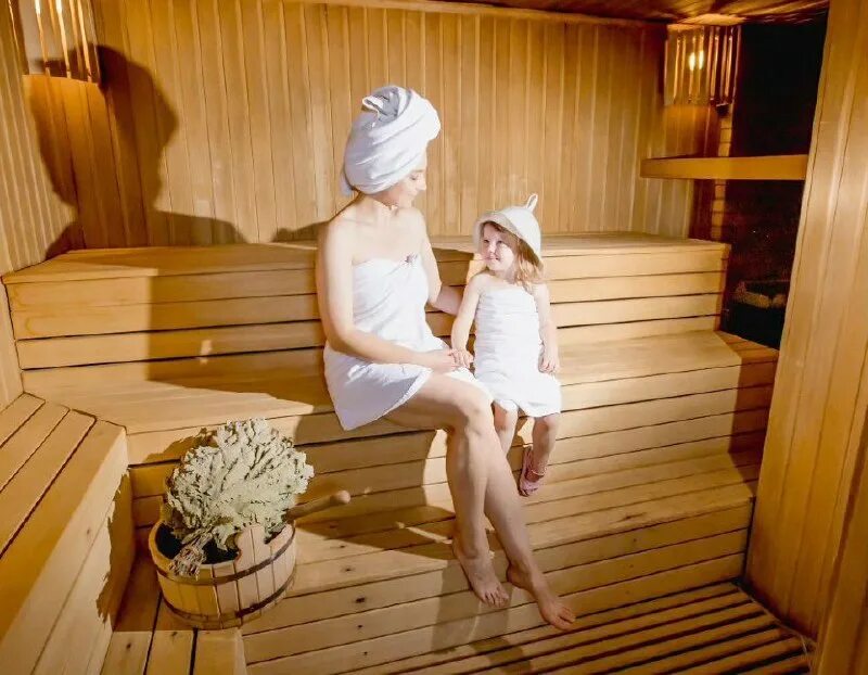 Малыш в сауне. Новорожденный в бане. Новорожденный в бане. Со скольки лет можно в сауну. Со скольки лет можно в сауну.