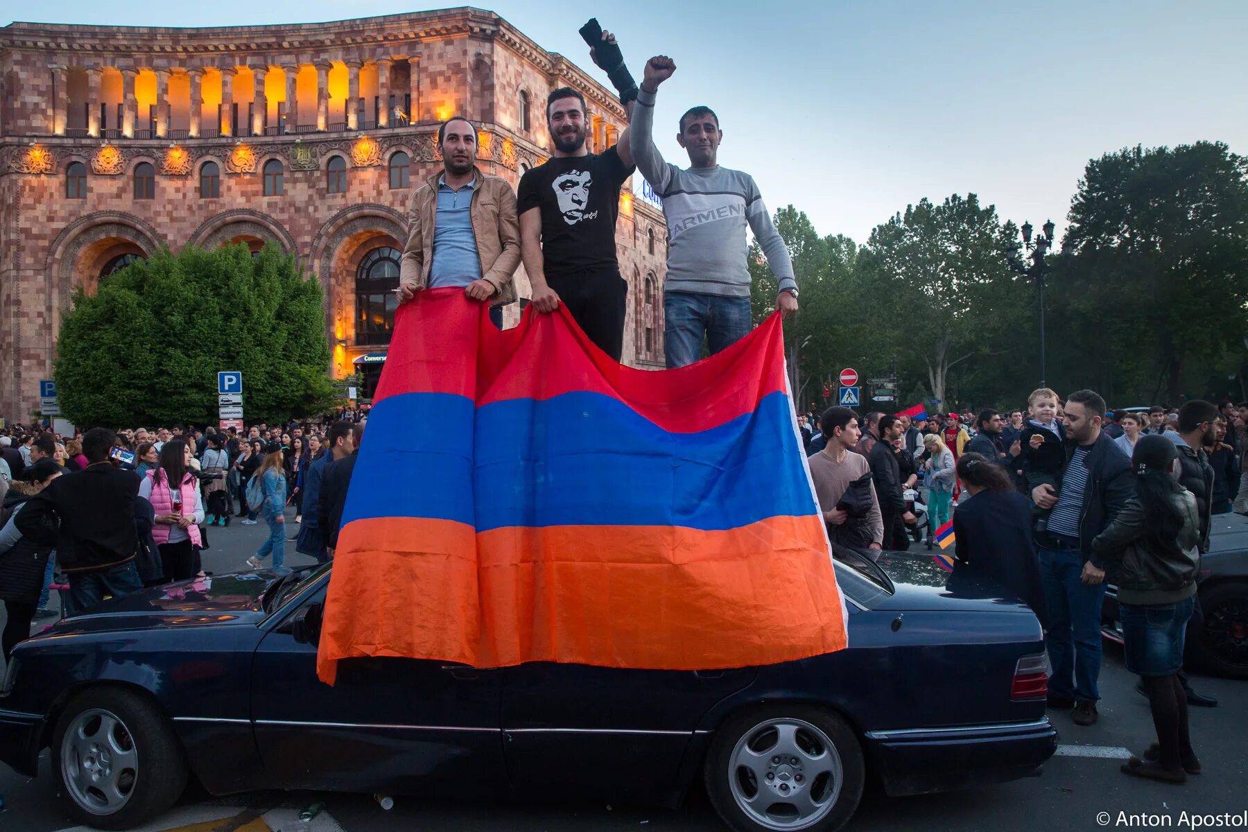 Человек с флагом армении. Флаг армении. Армянские девушки с флагом армении. Националистический флаг армении. Бархатная революция в армении 2018.