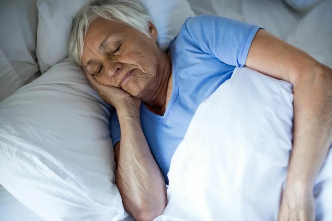 Чем болеют старые люди. Здоровый сон женщина 60 лет. Sleeping Senior woman.