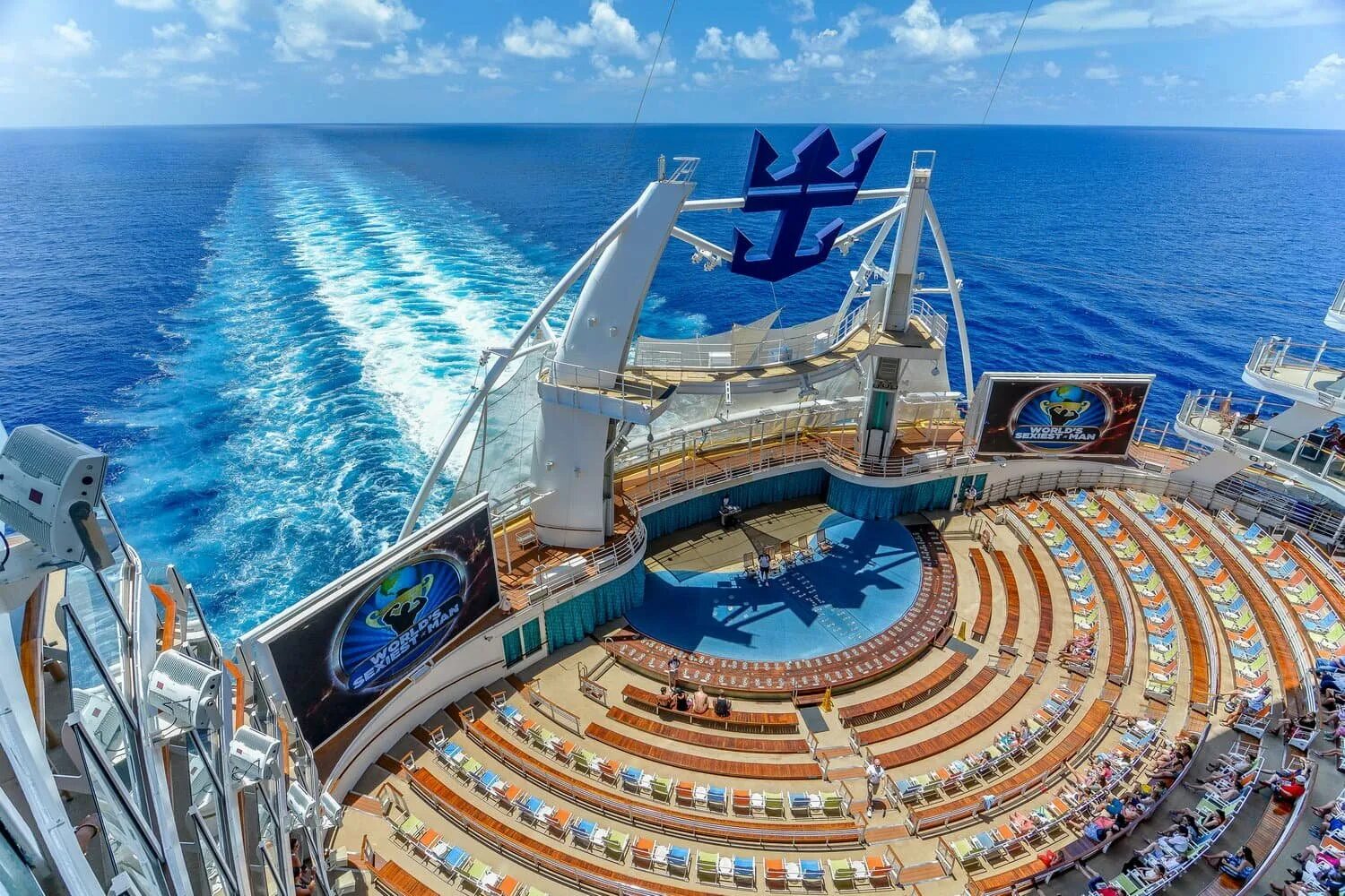 Роял Карибиан лайнер. Круиз Royal Caribbean. Royal Caribbean International лайнеры. Корабль Оазис морей.