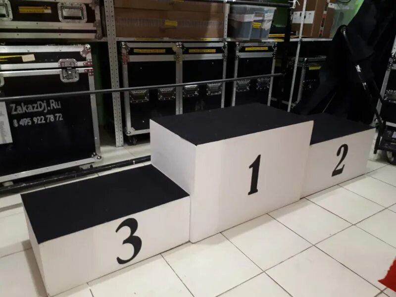 Пьедестал награждения для бассейна. Пьедестал успеха. Снять с пьедестала. Падение с пьедестала. Тумба для награждения спортсменов.