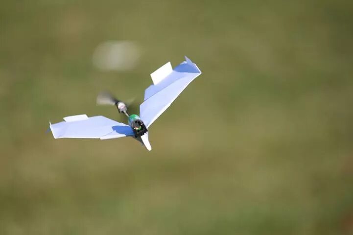 Необычный самолет из бумаги. Самолётик из бумаги своими руками. Как сделать летающий предмет. Комнатная модель f1d элерон. Парящая настольная лампа.