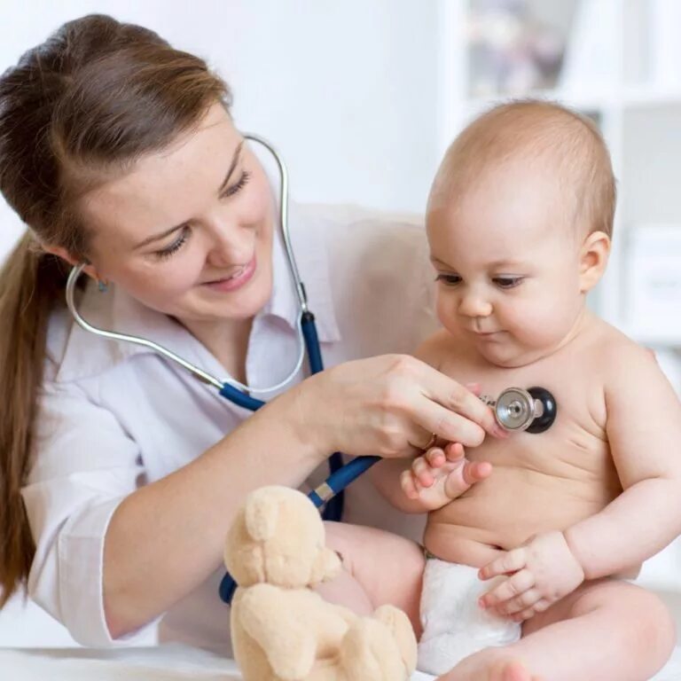 Медсестра и ребенок. Педиатр. Акушер педиатр. Педиатр. Осмотр новорожденного педиатром.