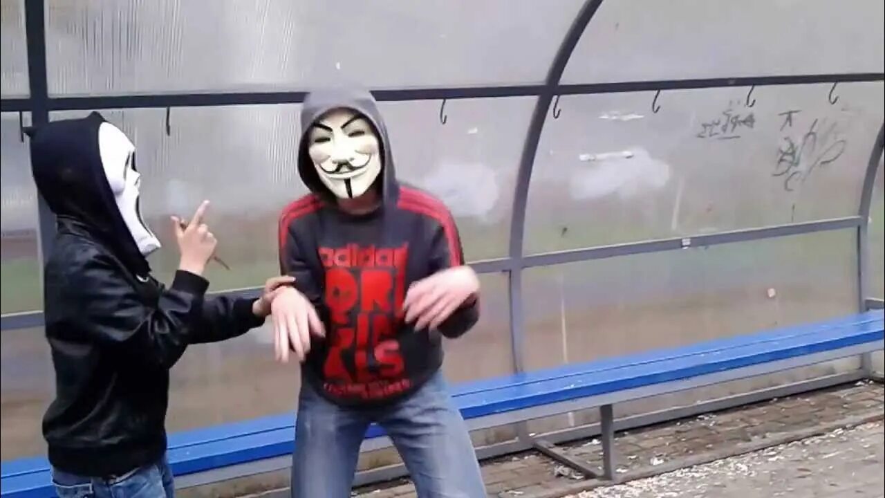 Красивый анонимус. Маска хакера. Школьники в масках. Группа хакеров анонимус. Три анонимуса.