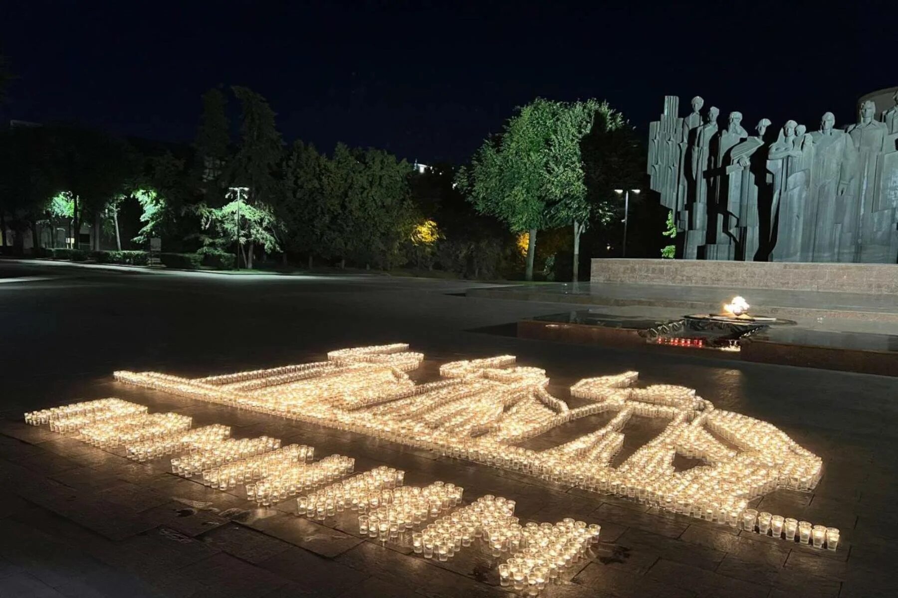 22 июня воронеж. Инсталляция из свечей. Огненные инсталляции. Свеча памяти инсталляции. Площадь Победы Воронеж ночью.