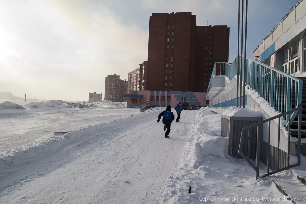 Самый ветреный город в россии. Норильск ужасный город. Норильск грязный. Грязный снег в Норильске. Норильск ужасный город заброшенные.