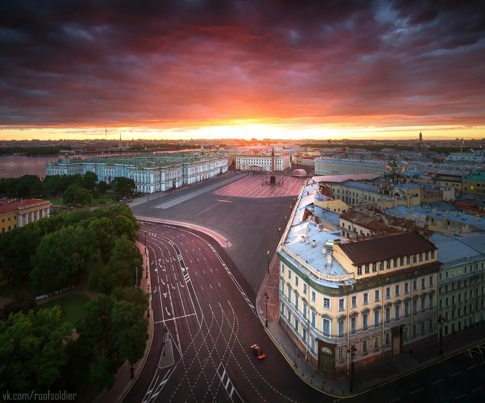 Рассвет в санкт петербурге. Дворцовая площадь в Санкт-Петербурге. Дворцовая площадь в Санкт-Петербурге фото. Санкт-Петербург рассвет. Питер Дворцовая площадь фото.