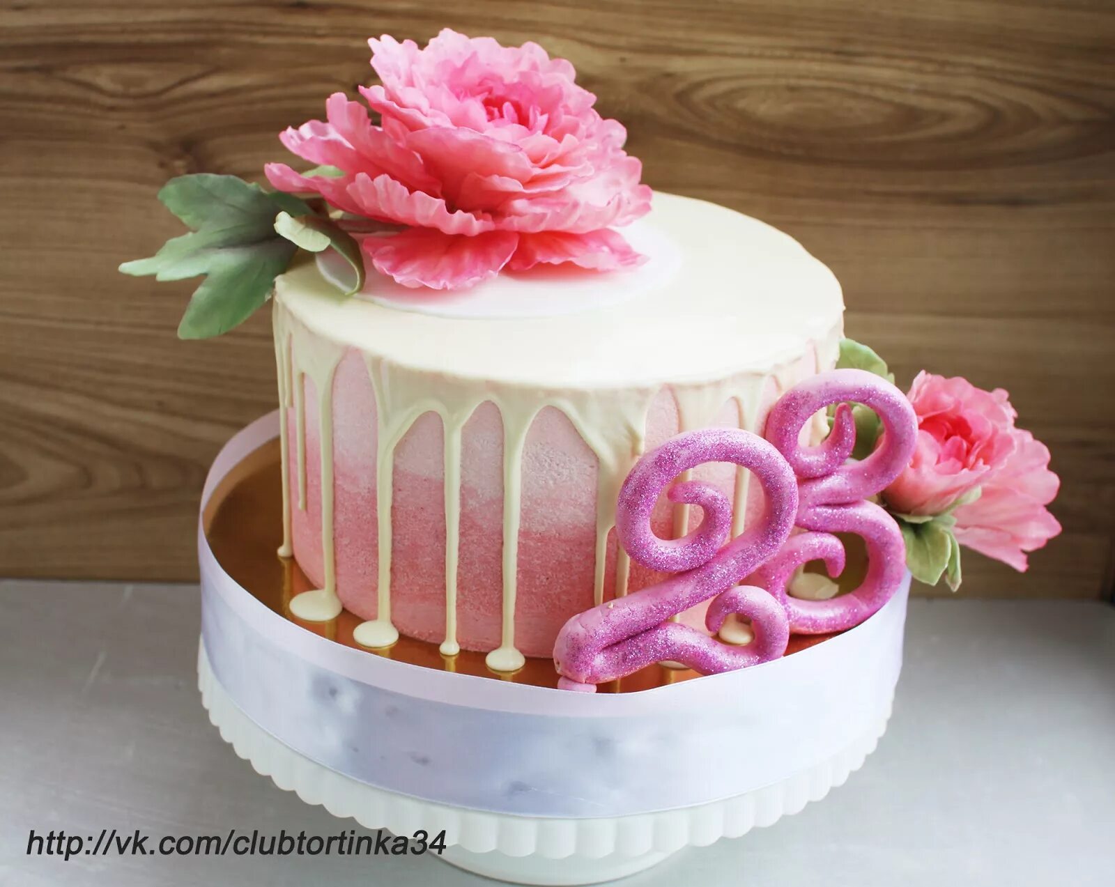 Торт девушке 22. Торт для девушки. Кремовый торт для девочки. Торт на день рождения женщине. Торт на день рождения девушке.