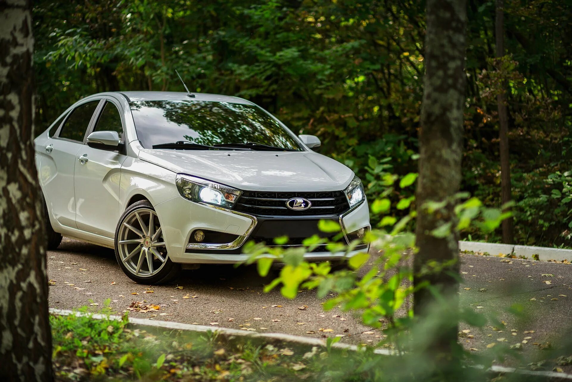 Лучшие диски на весту. Лада веста r20. Лада веста белая r17. Лада веста r17. Лада веста r19.