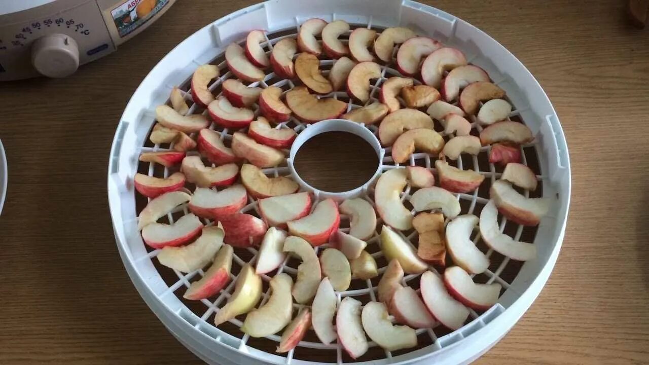 Яблоки в дегидраторе. Яблоки в сушилке для фруктов. Сушка яблок в электросушилке. Порезать яблоки для сушки.