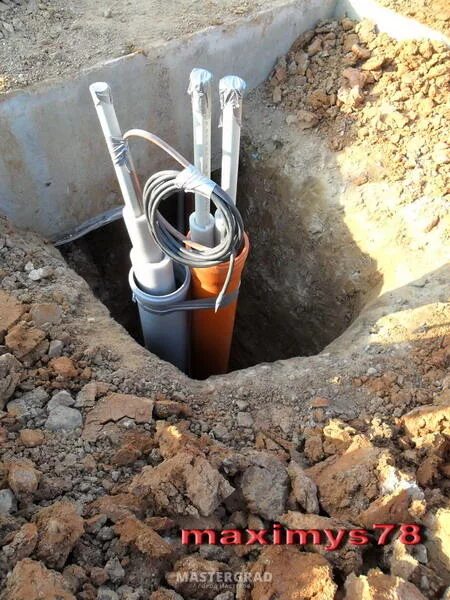 Теплотрасса до бани. Гильза из 110 трубы для воды. Трубы сшитый полиэтилен для теплосети. Прокладка теплотрассы в баню. Труба теплотрасса для частного.