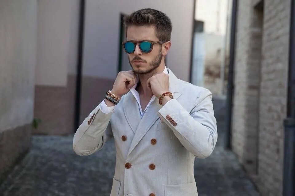 Какой круто выглядит. Какой круто выглядит. Стильный мужчина. Зак эфрон в кожаной куртке. Какой круто выглядит.