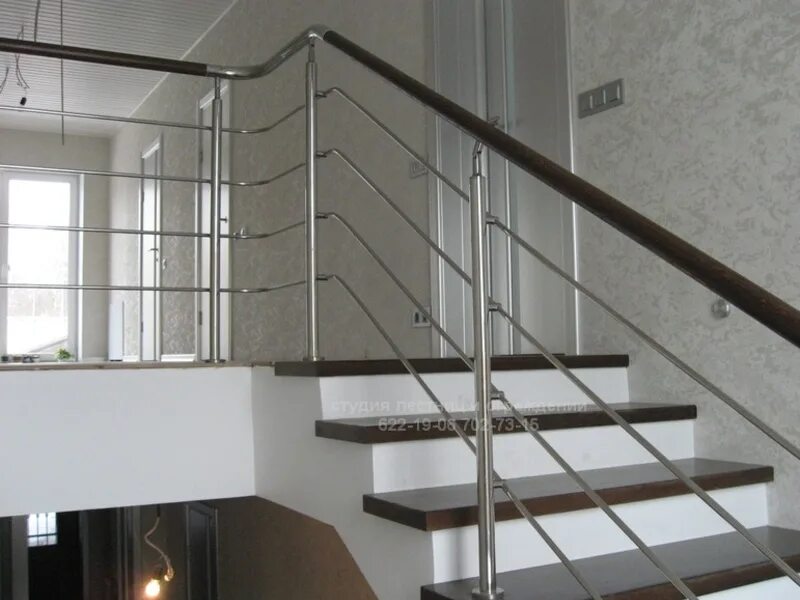 лестница из нержавейки. лестница металл ln-402. трехригельное ограждение из нержавеющей стали. современные ограждения для лестниц. лестничные ограждения из нержавейки.