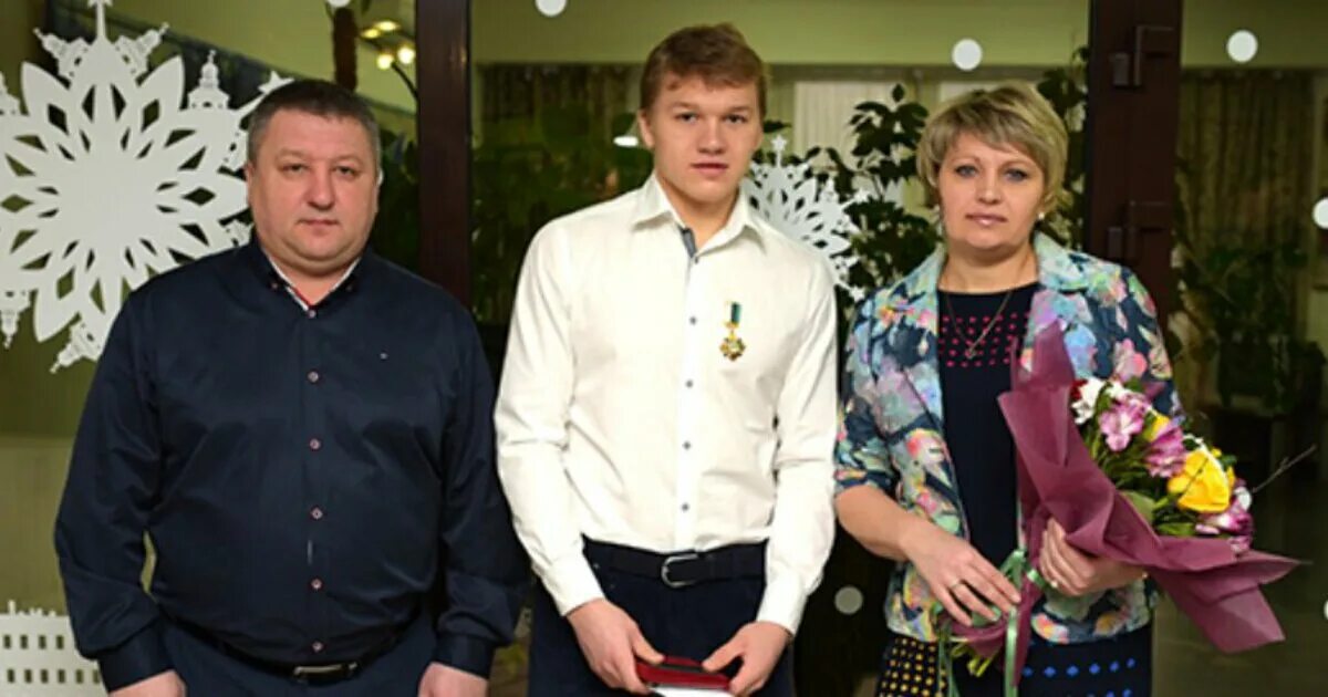 С кем встречается капризов Девушка капризова