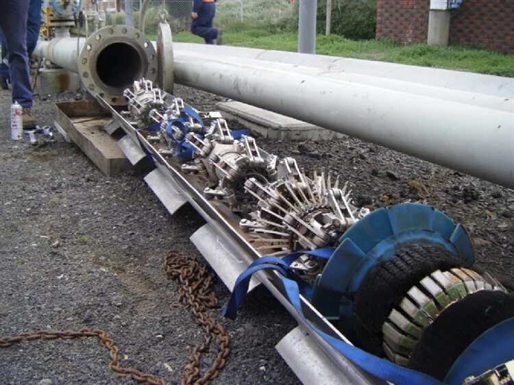 очистка магистрального газопровода. сварка магистральных трубопроводов диаметр 1420. скребок для очистки трубопроводов нефти. очистка магистрального газопровода. телеинспекция канализационных труб робот.