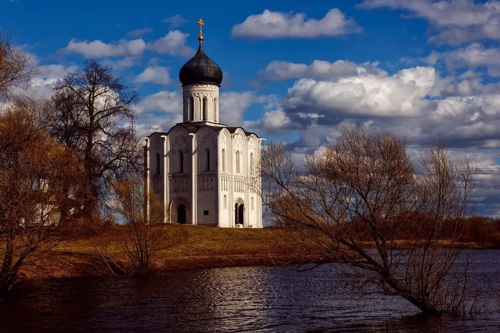 Церковь на нерли какой век. Храм Покрова на Нерли. Храм Покрова на Нерли во Владимире. Храм Покрова на Нерли 1165. Храм Покрова на Нерли Архитектор.