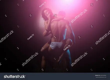 Besos apasionados de pareja, chico y chica. 