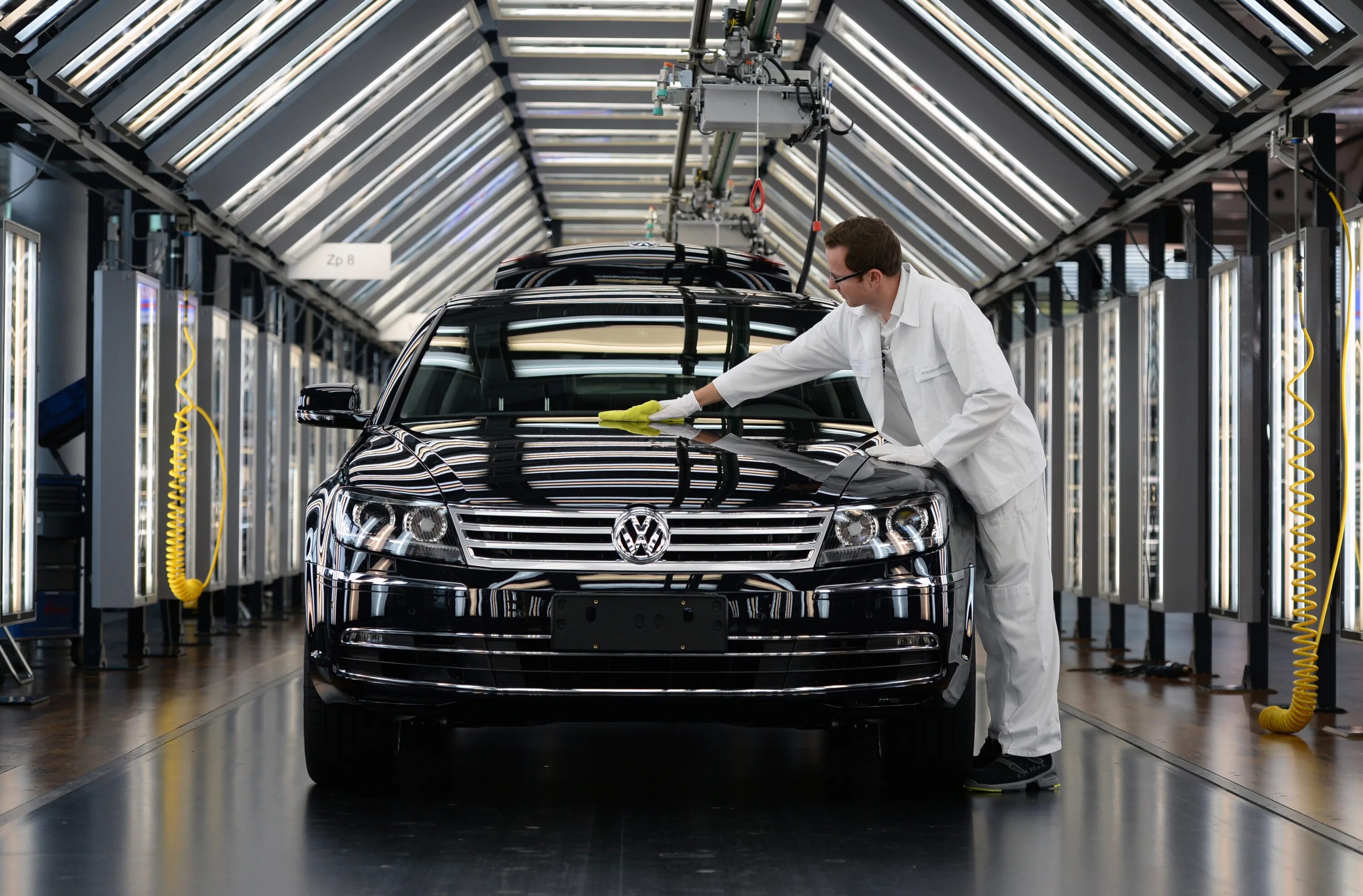 Volkswagen немецкий. Завод Фольксваген в Германии. Фольксваген Фаэтон завод. Фольксваген Фаэтон завод 2015. Завод Фольксваген Фаэтон в Германии.