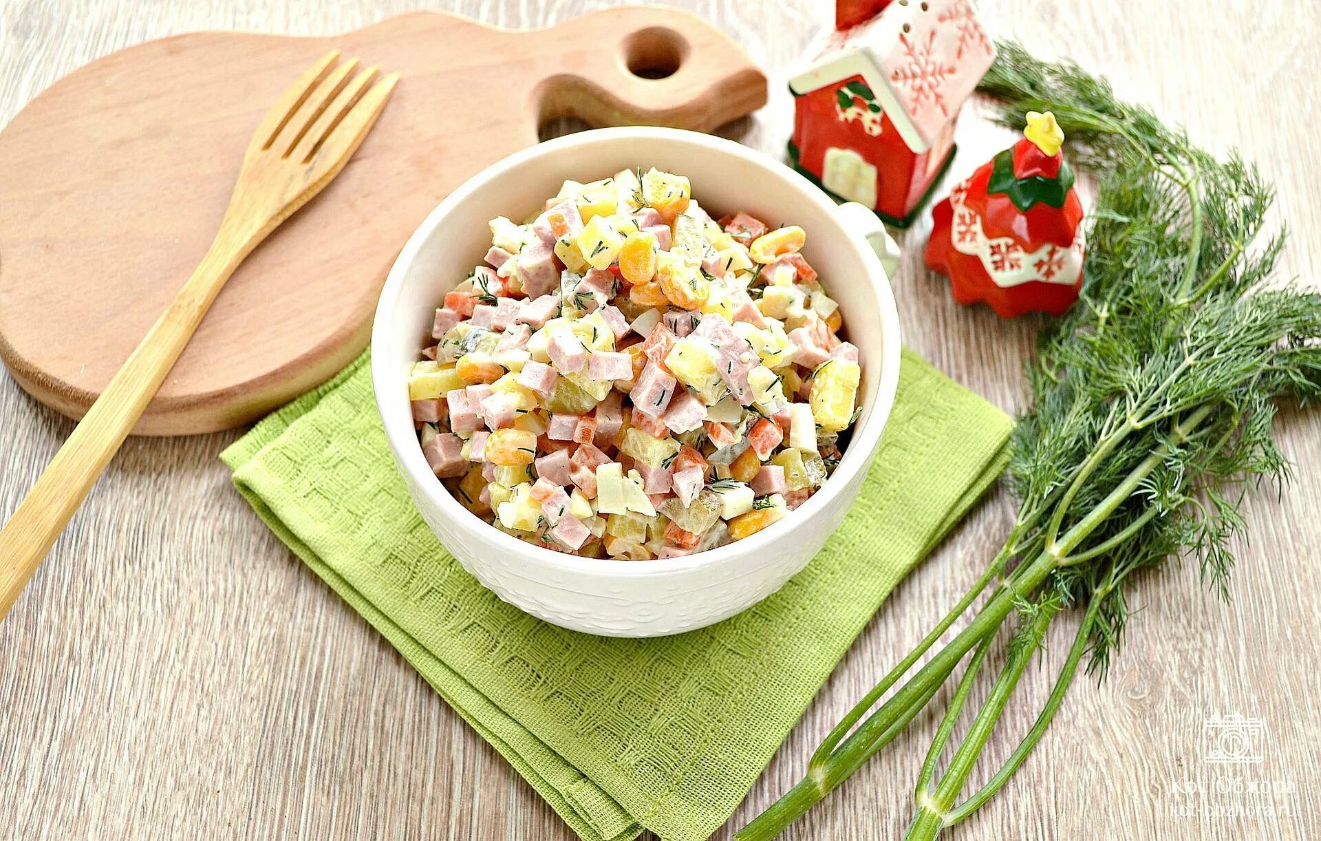 Салат оливье без майонеза. Крабовый салат на белом фоне. Салат столичный. Оливье салат кубический. 200 г салата оливье.