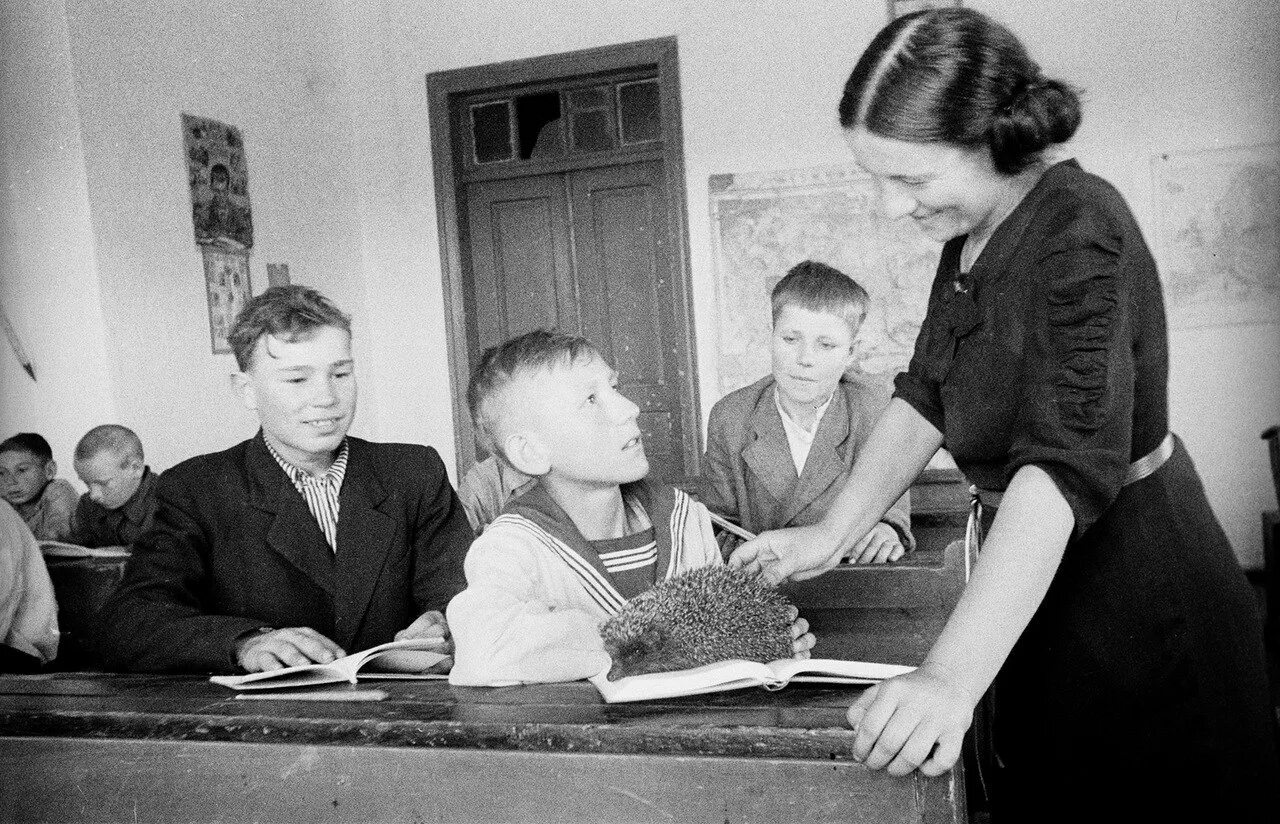 Школьная форма ссср 50-е годы. Школа в ссср 50. Ссср школы 50х. Школа 40 х годов. Школьник 50 х годов.
