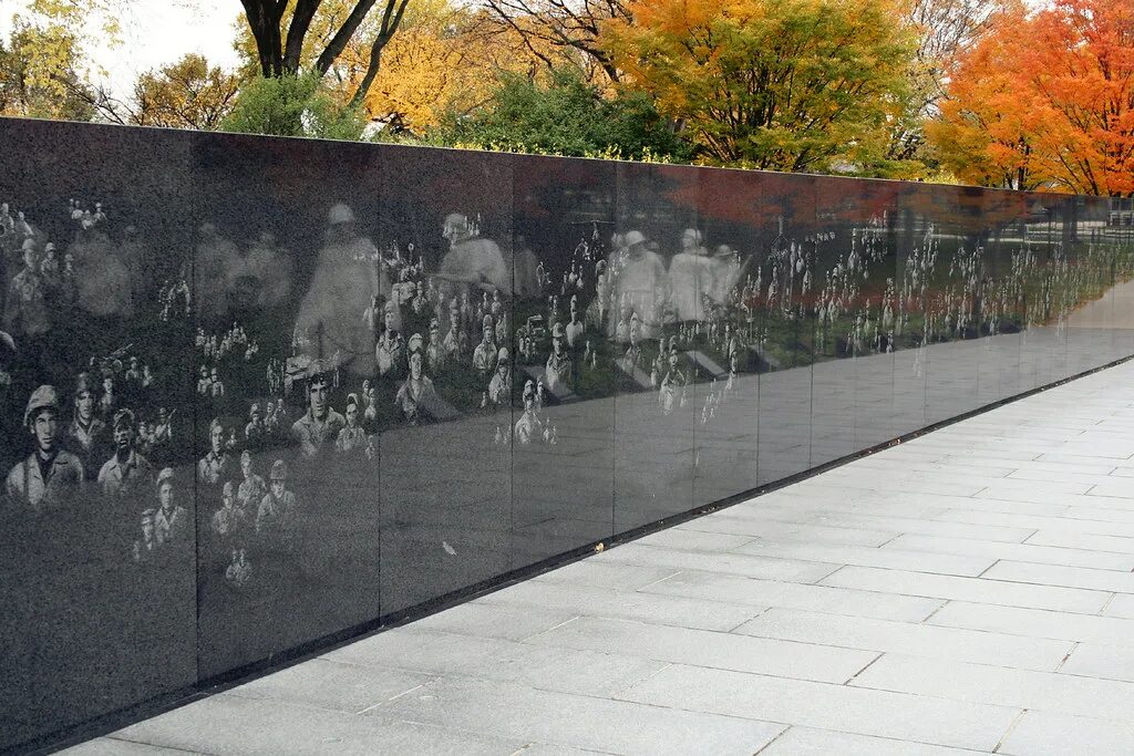 Мемориал погибшим во Вьетнаме в Вашингтоне. Мемориал ветеранов Вьетнама. Стена мемориала ветеранов Вьетнама. Мемориал ветеранов Вьетнама черная стена. Стена памяти погибших